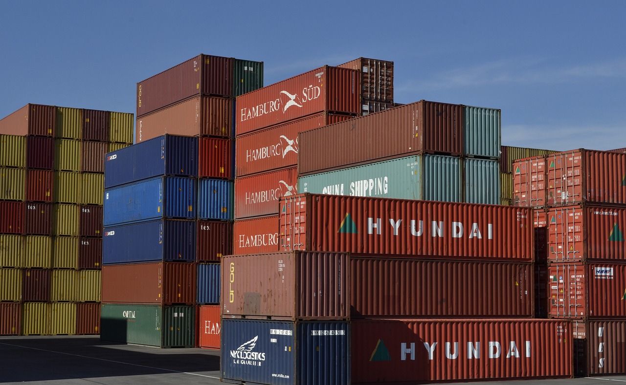 Guide to Choosing Between New and Preloved Shipping Containers