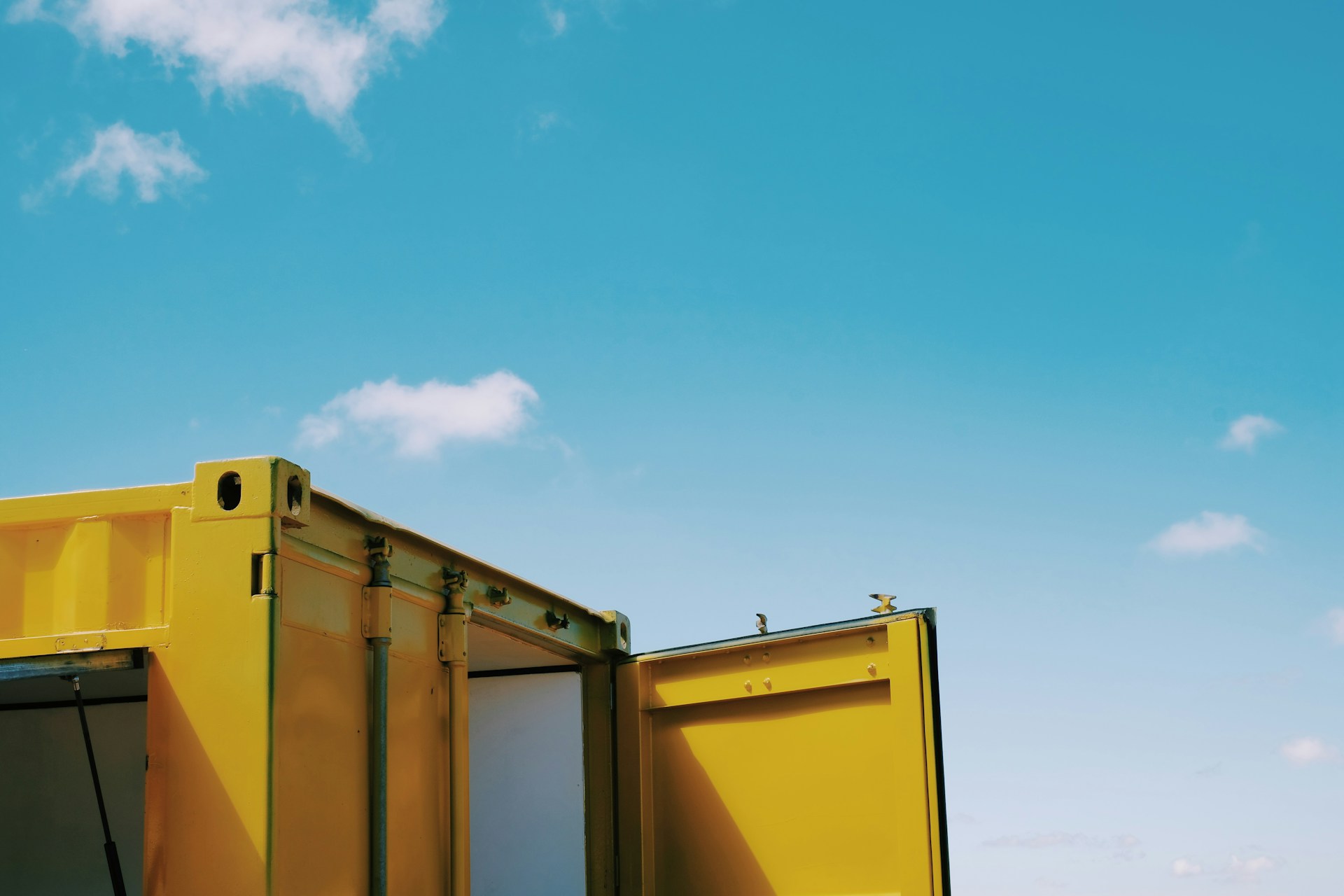 The Benefits of Renting Shipping Containers for Six Months
