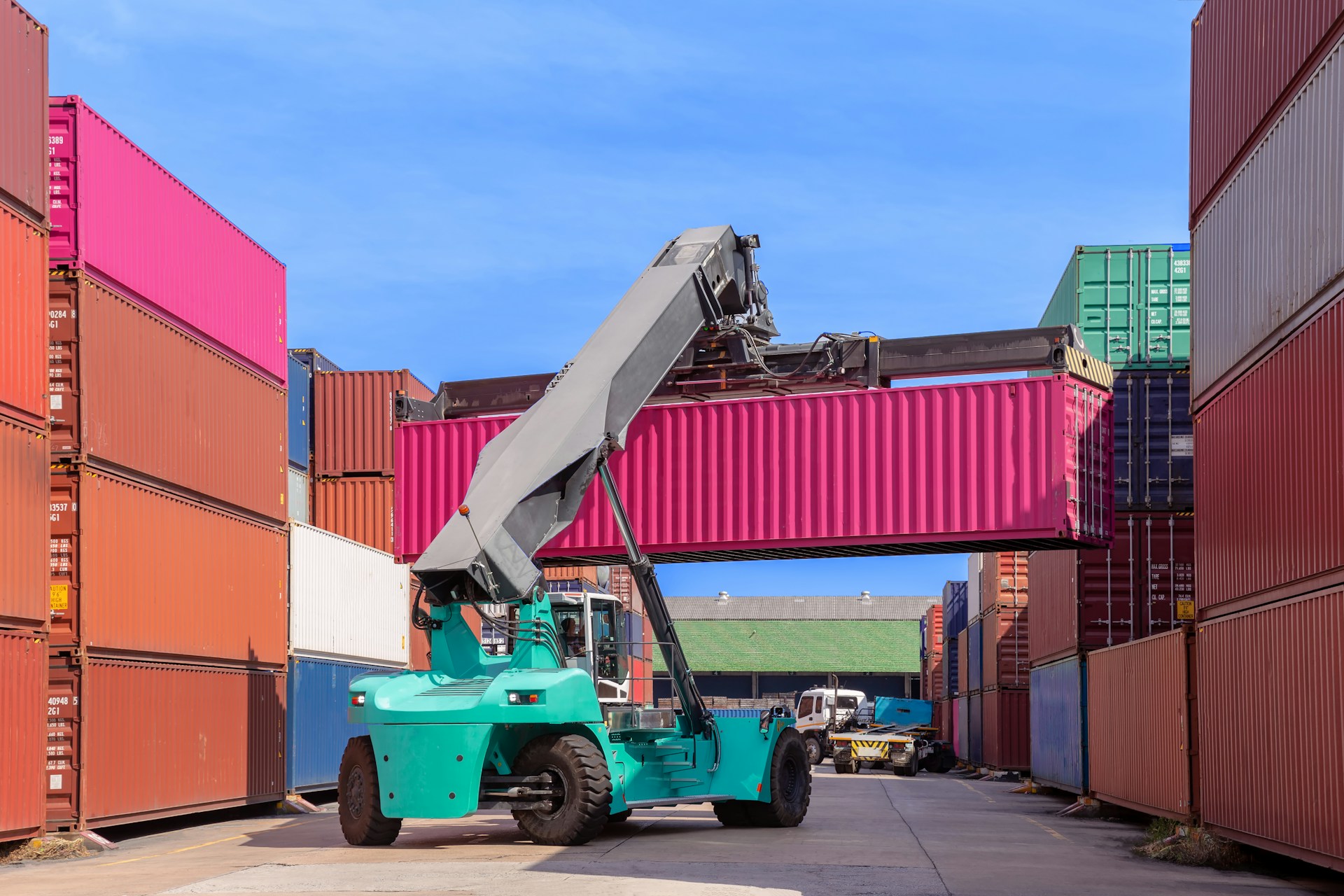 When Do You Need a Shipping Container Lift Service Onsite?