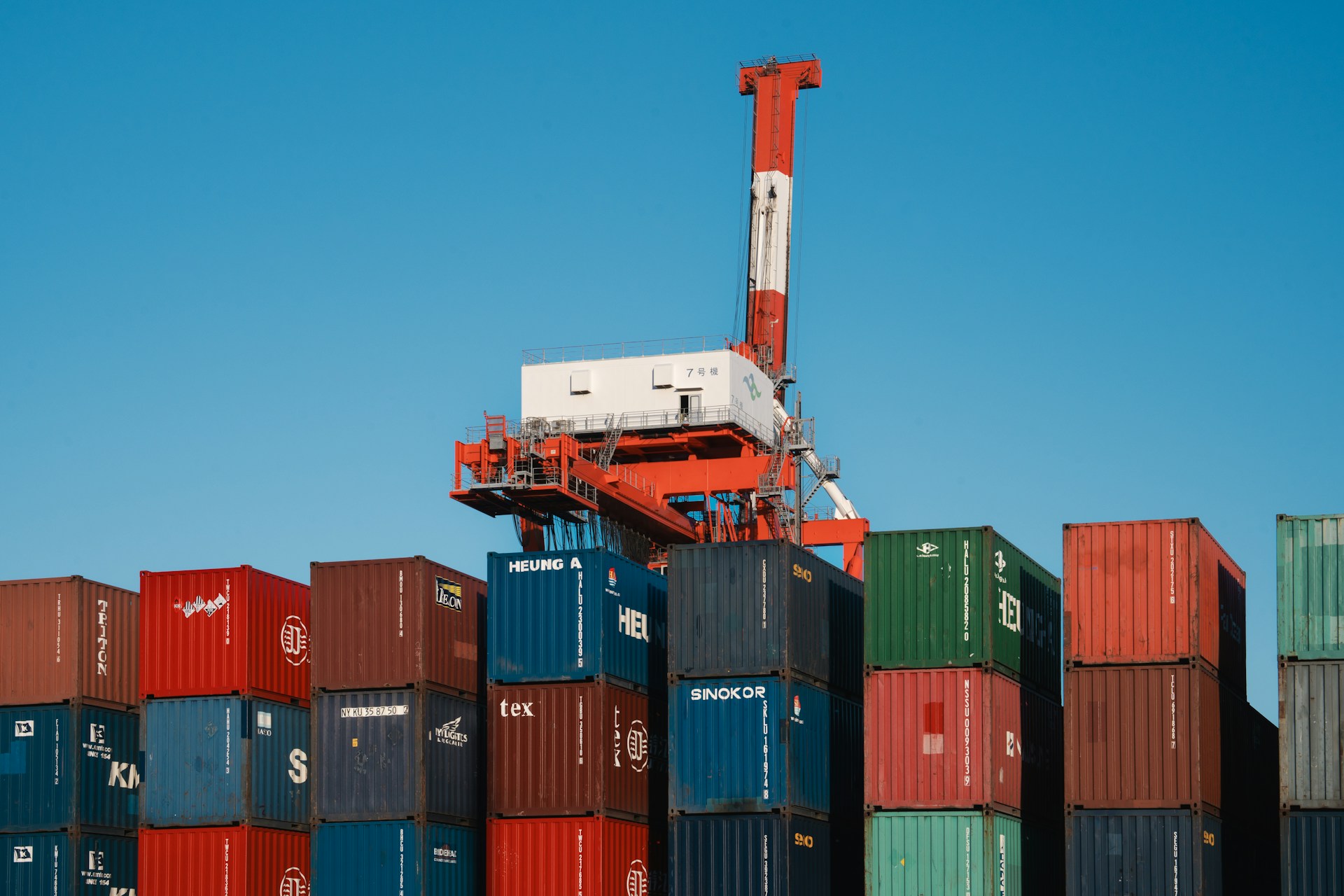 Tiny Details That Matter When You Lease Shipping Containers